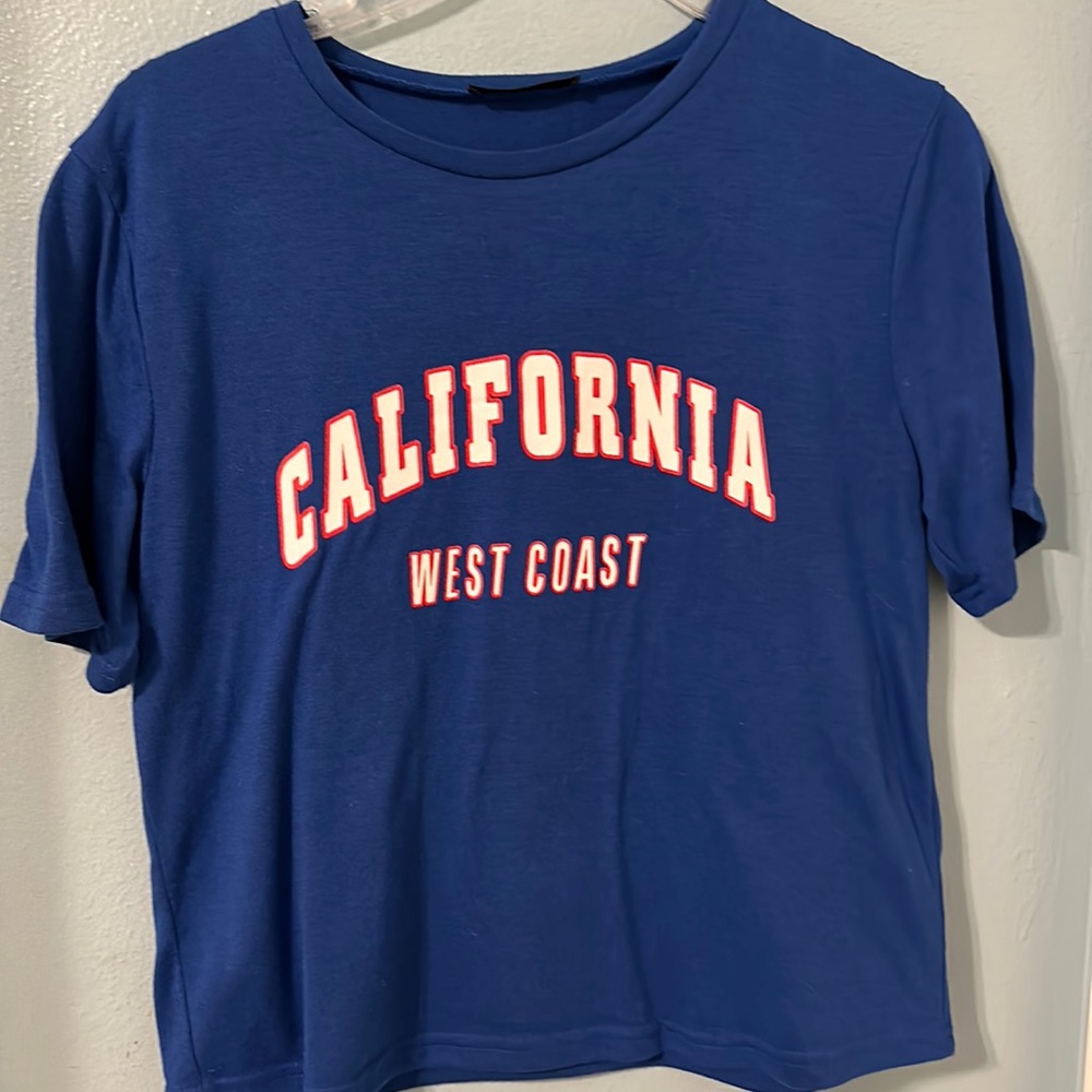 Shein short sleeve tee size medium. Cropped shirt.